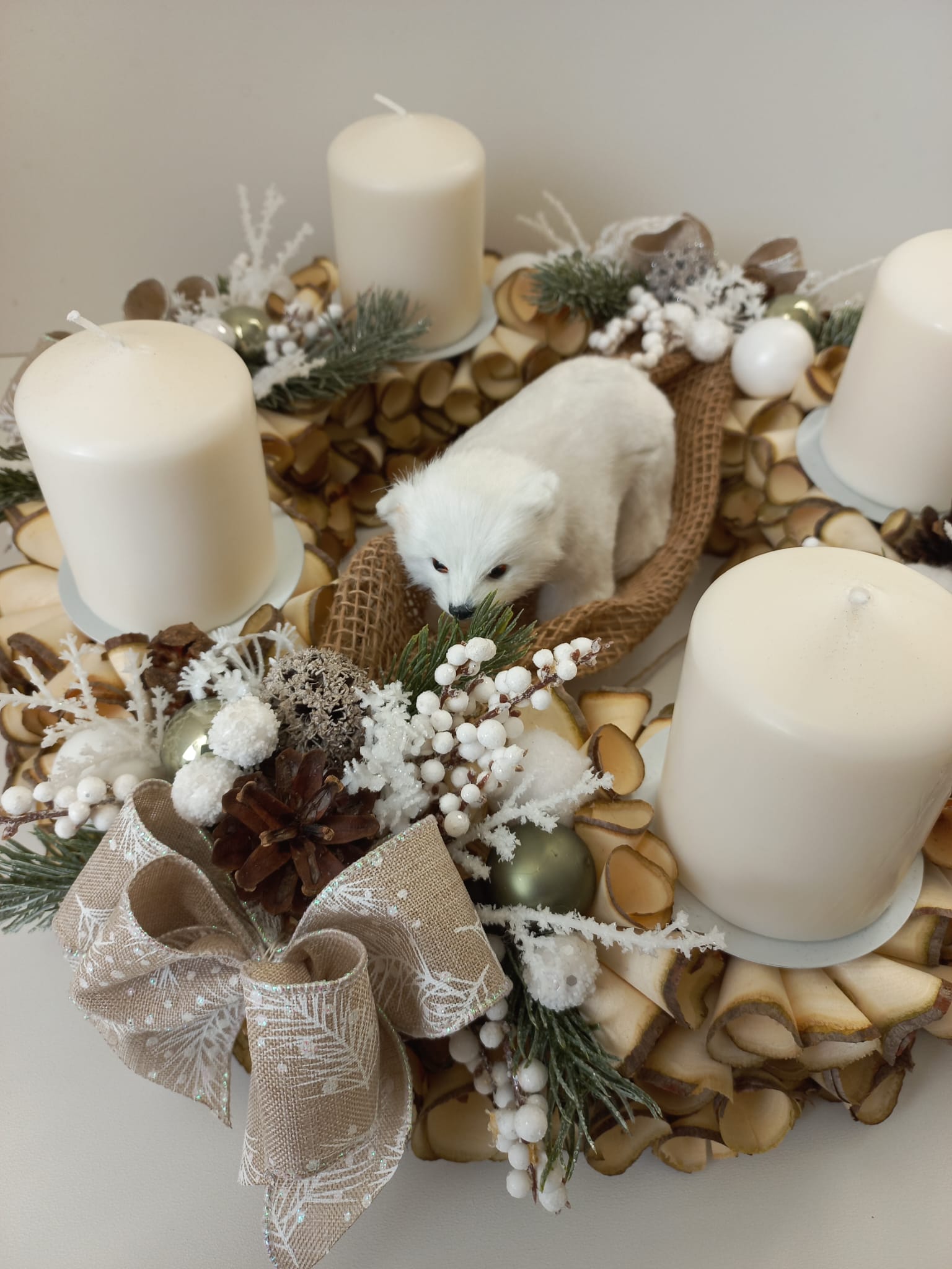 Adventní věnec z dřevěných hoblin - lední medvěd