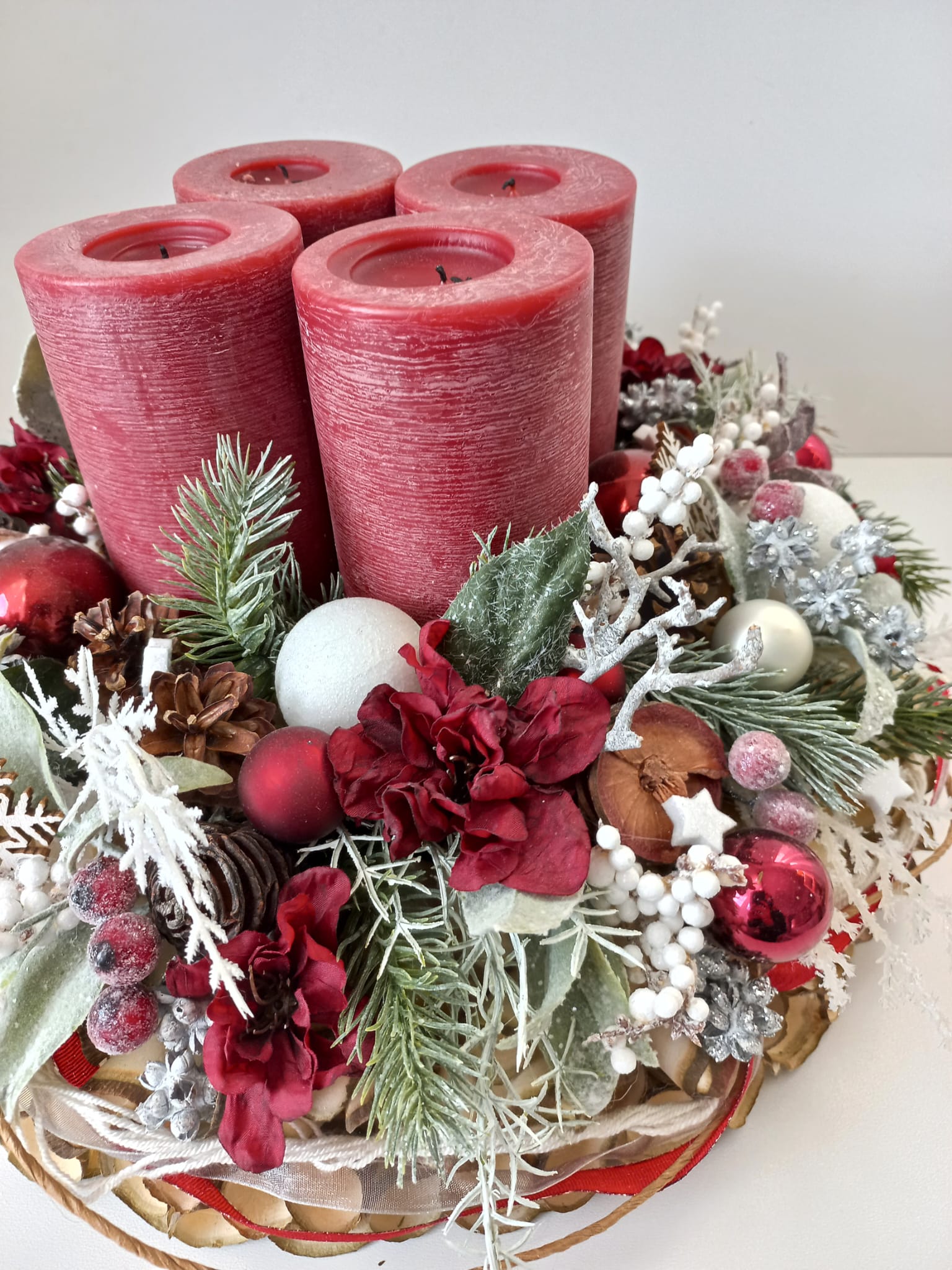 Adventní věnec z dřevěných hoblin - červené svíčky