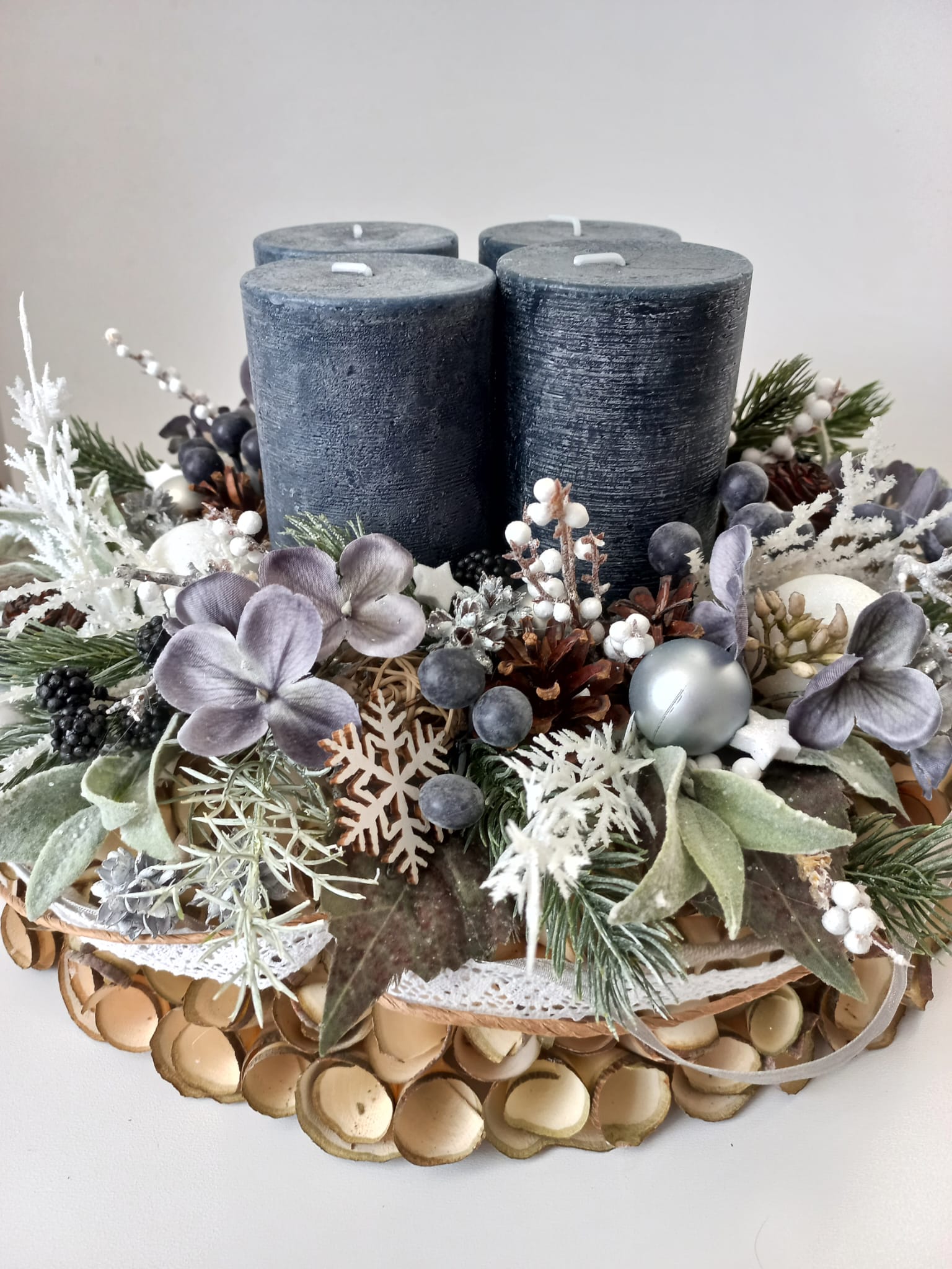 Adventní věnec z dřevěných hoblin - modré svíčky