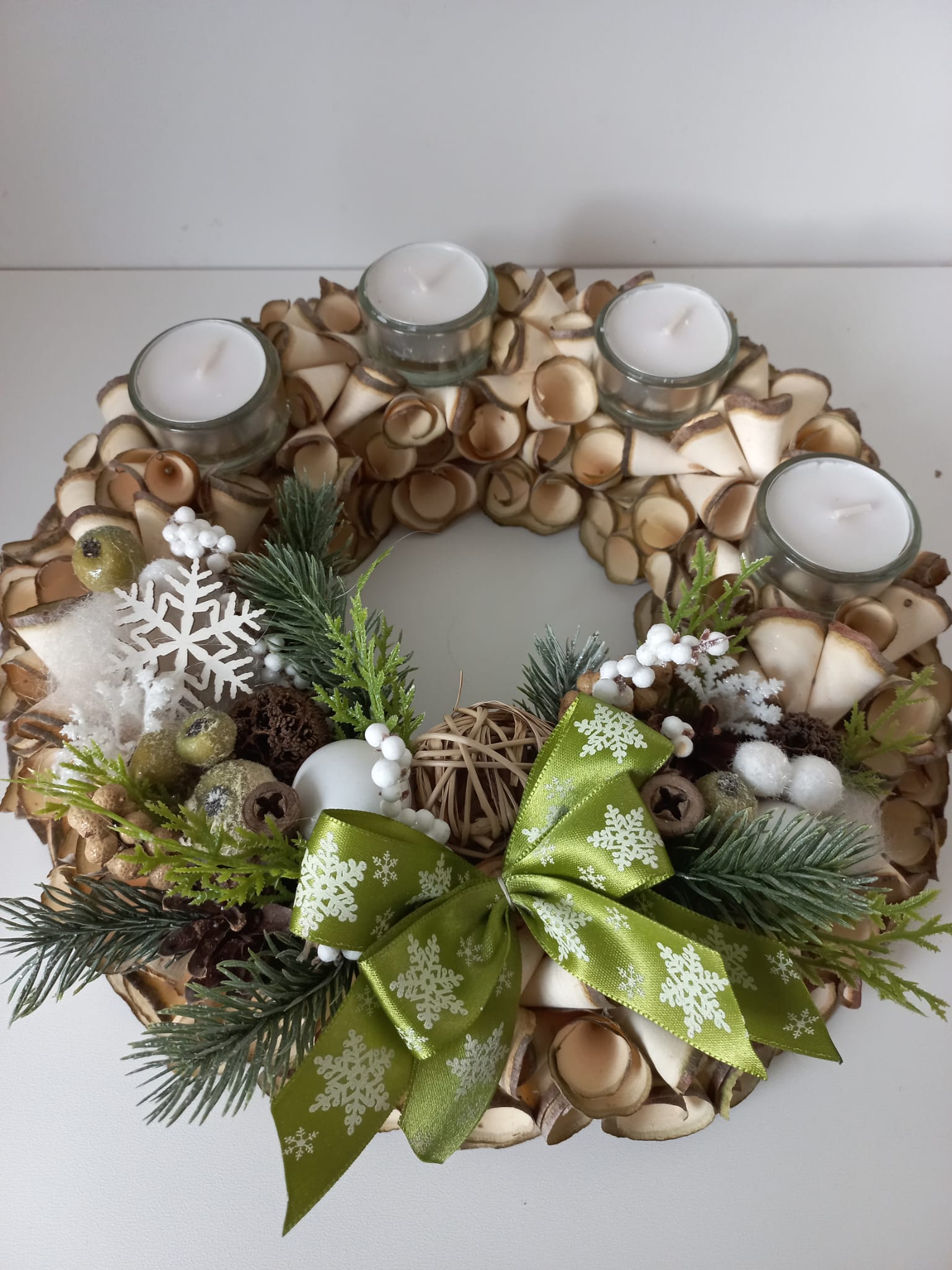 Adventní věnec z dřevěných hoblin - zelená mašle