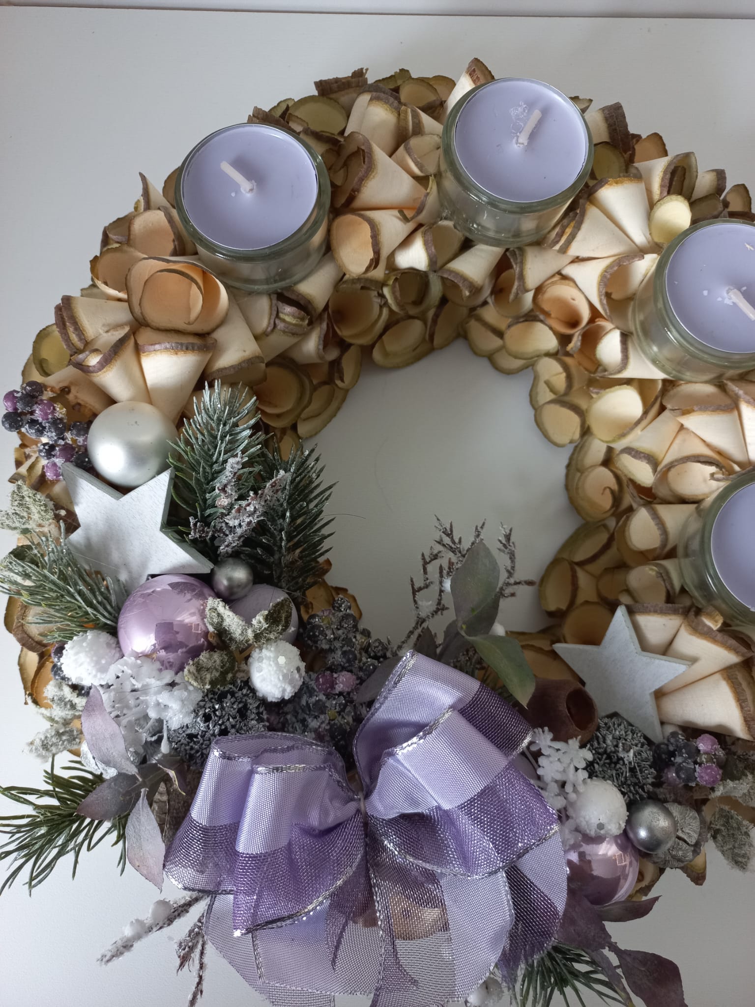 Adventní věnec z dřevěných hoblin - fialová mašle