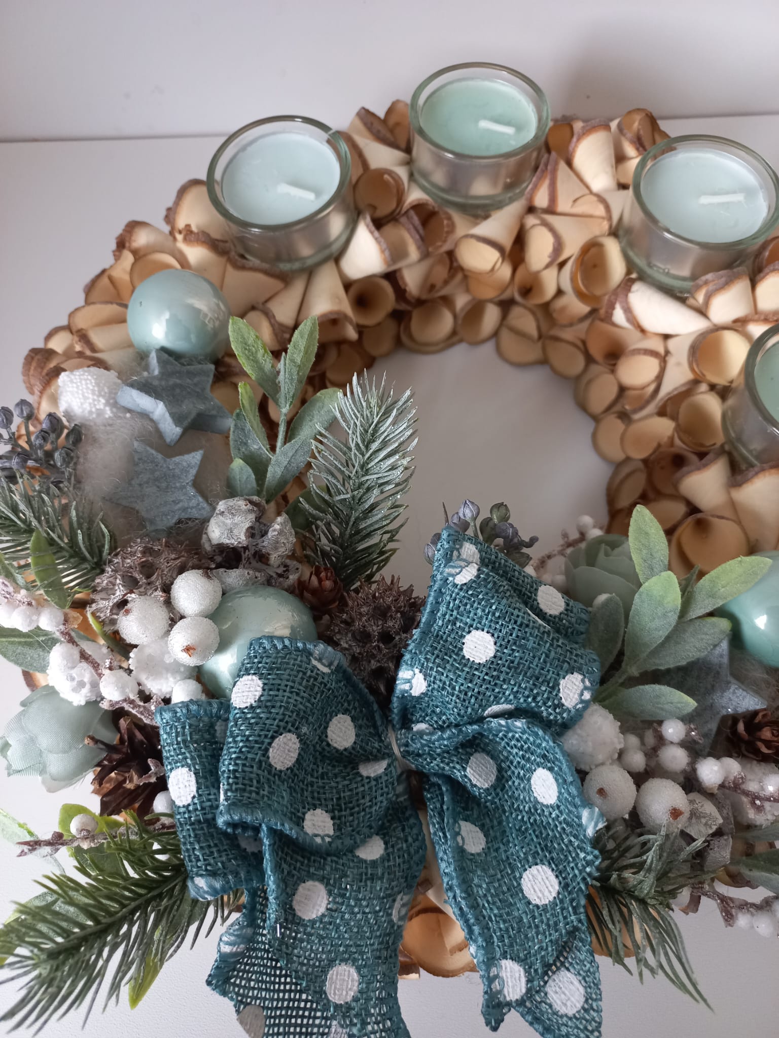 Adventní věnec z dřevěných hoblin - tyrkysová mašle