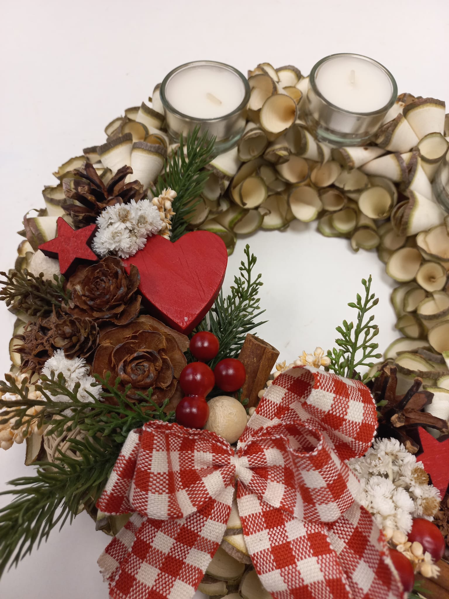 Adventní věnec z dřevěných hoblin - červený