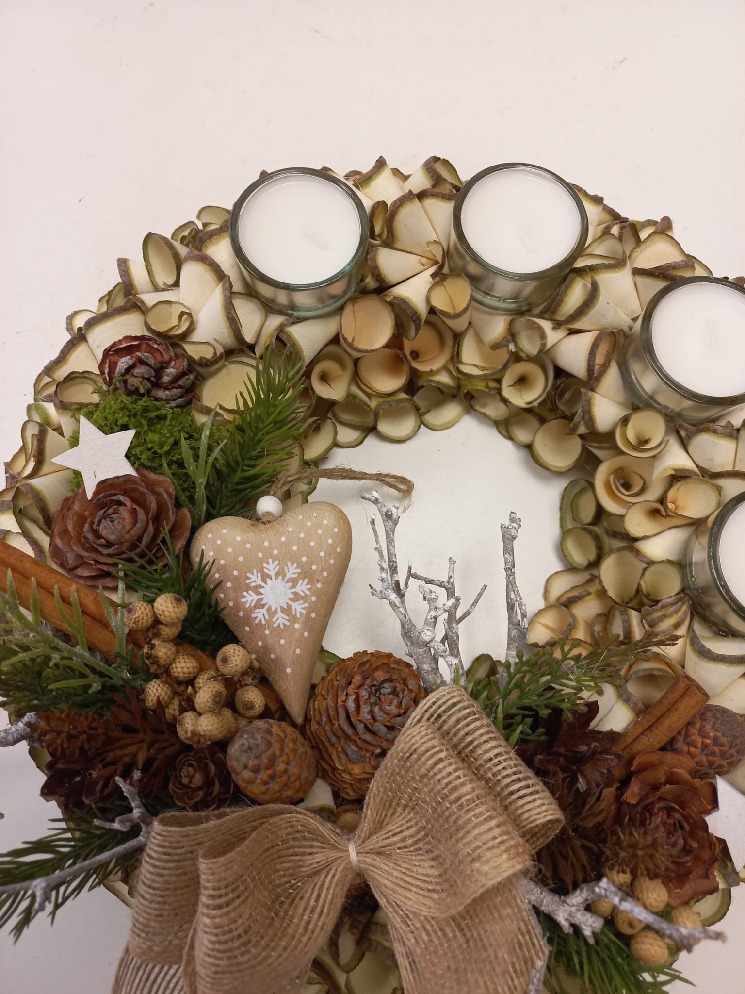 Adventní věnec z dřevěných hoblin - dřevěné srdce