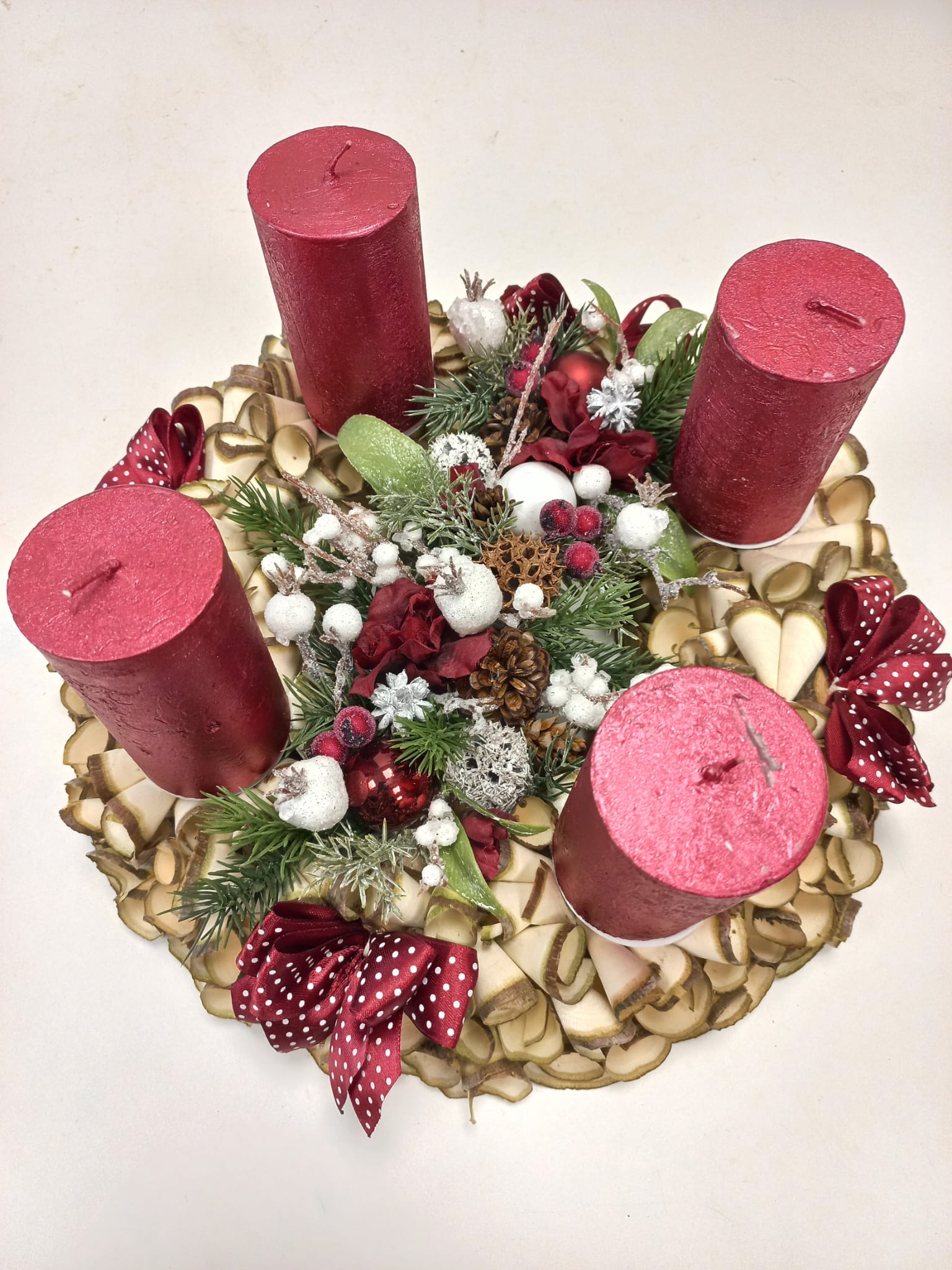 Adventní věnec z dřevěných hoblin - bordó mašle