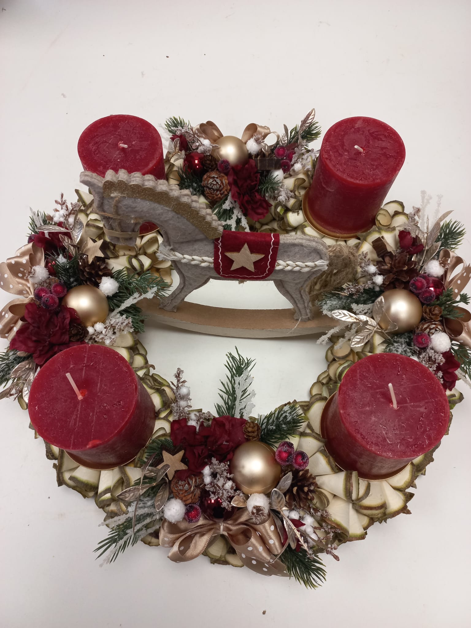 Adventní věnec z dřevěných hoblin - houpací koník