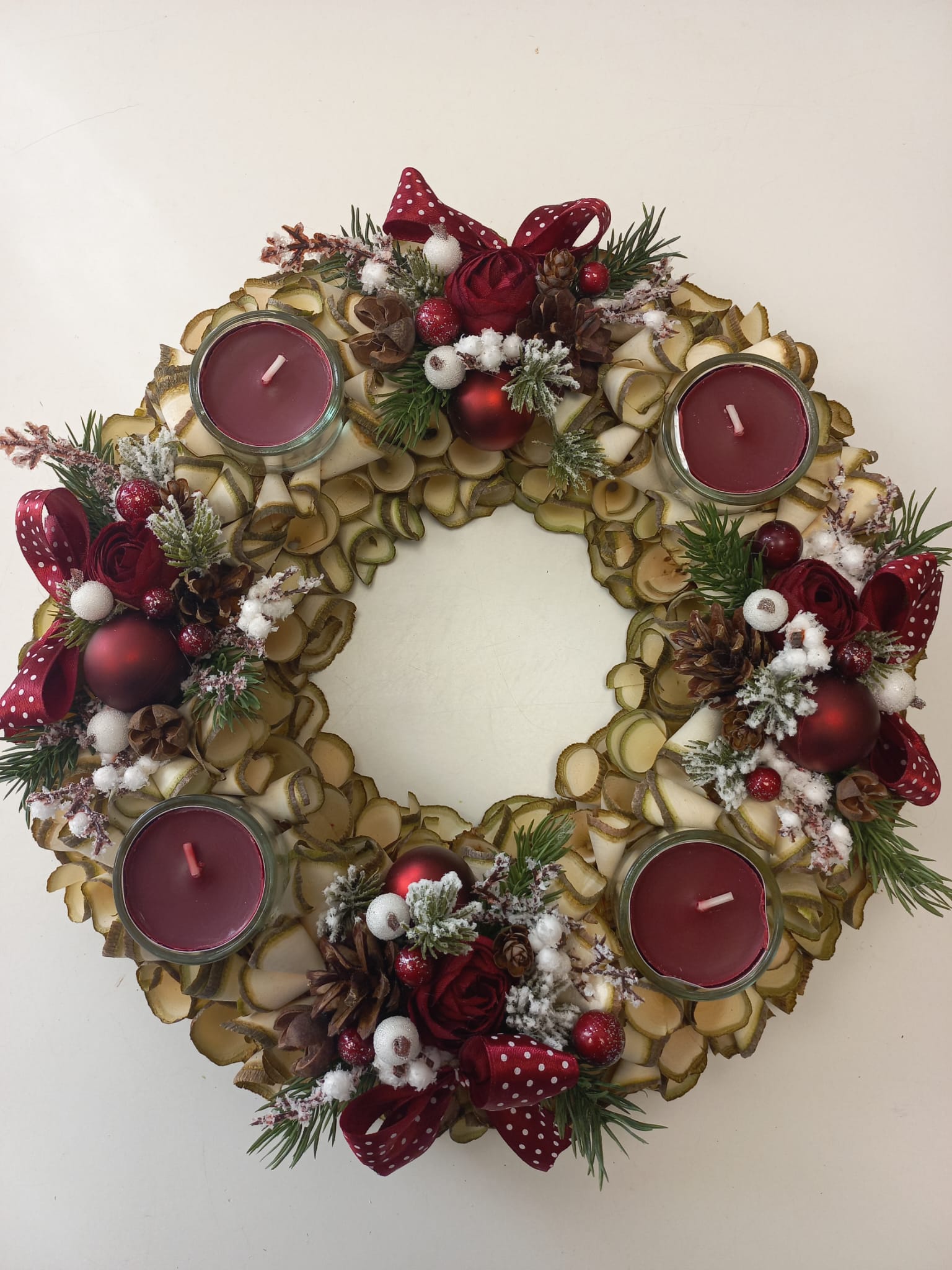 Adventní věnec z dřevěných hoblin - bordó s puntíky