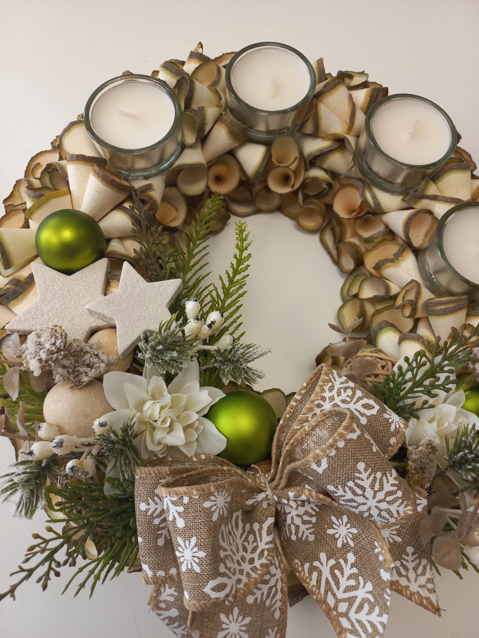 Adventní věnec z dřevěných hoblin - zelené kuličky