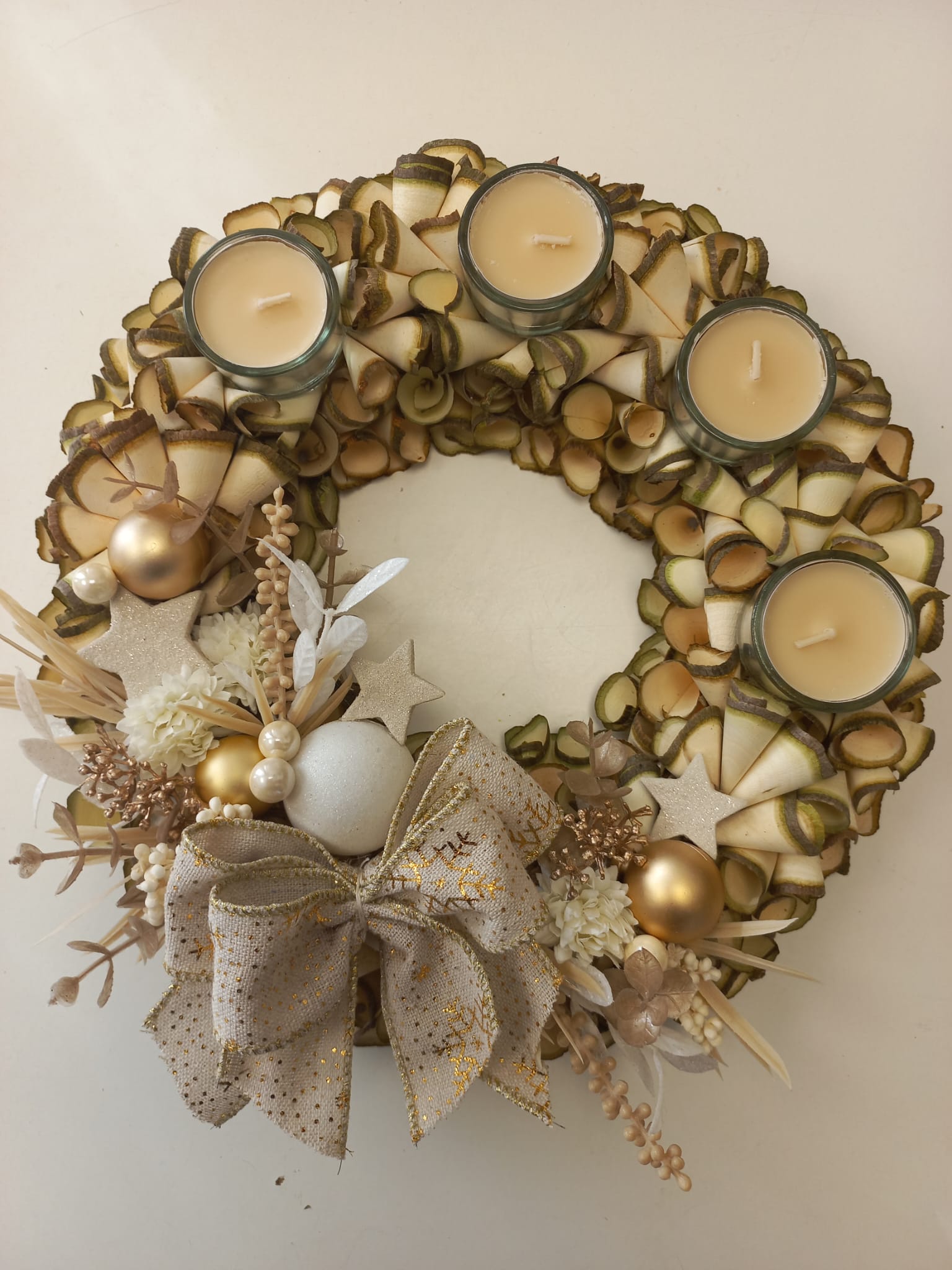Adventní věnec z dřevěných hoblin - béžový