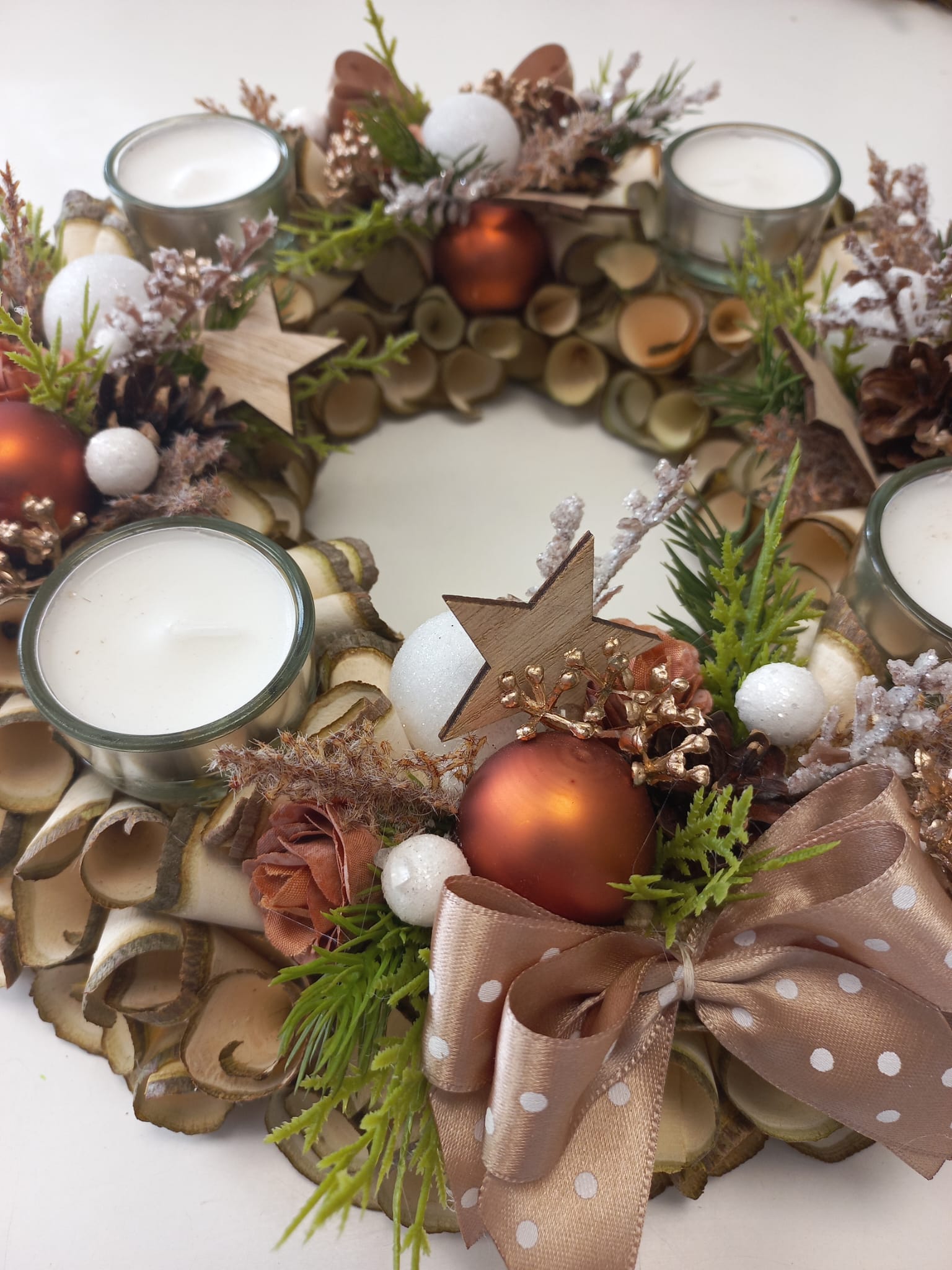 Adventní věnec z dřevěných hoblin - dřevěné hvězdičky