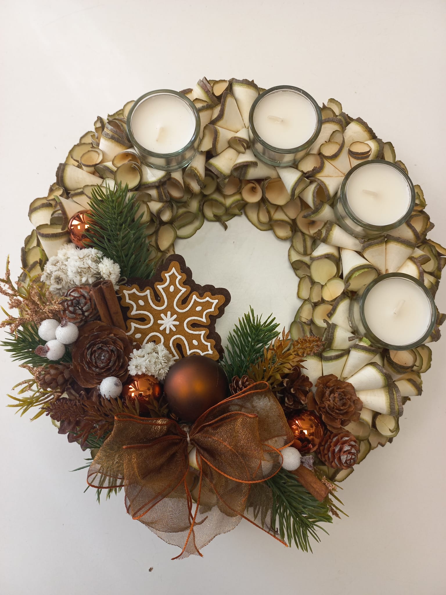 Adventní věnec z dřevěných hoblin - perníček