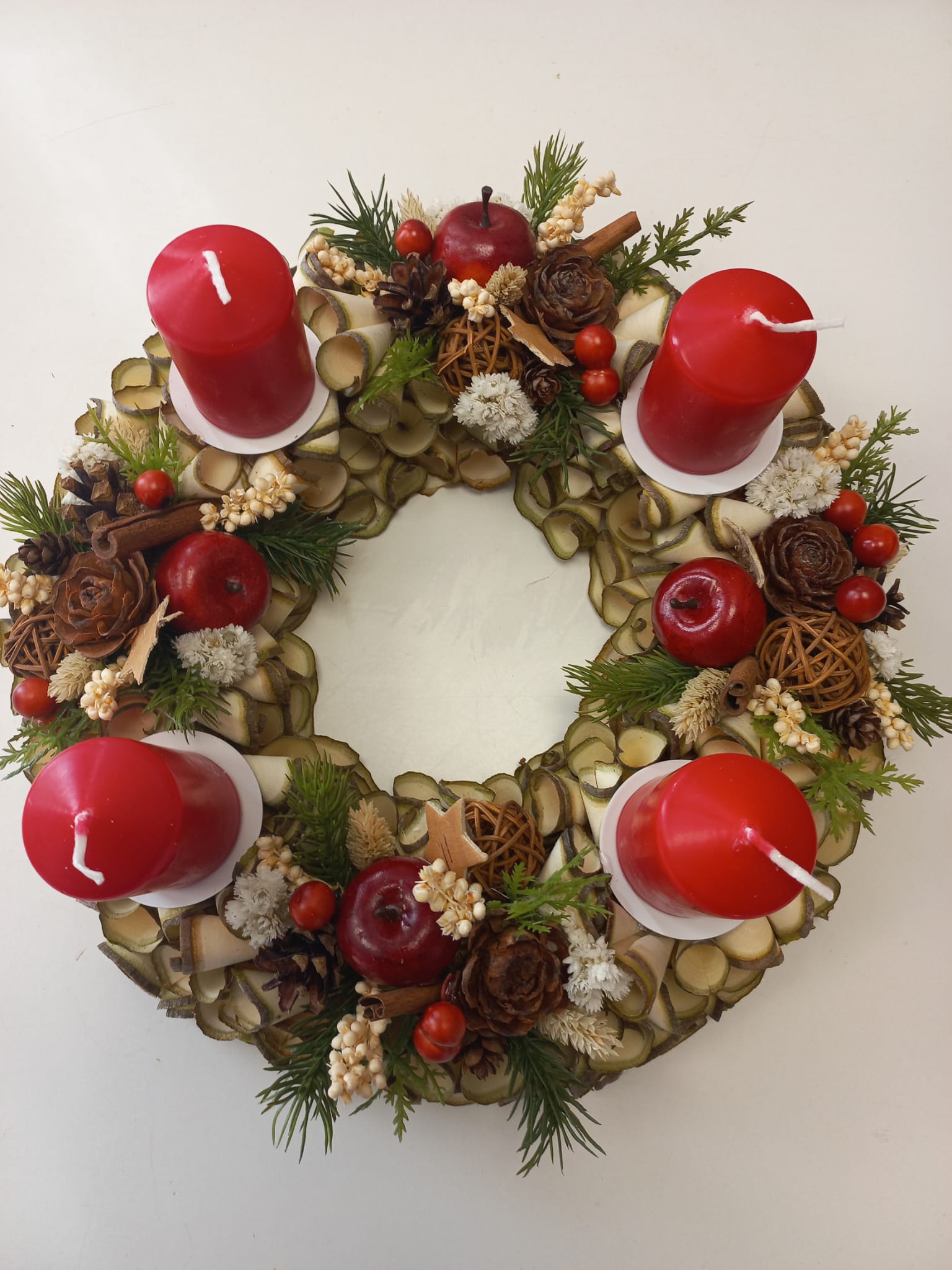 Adventní věnec z dřevěných hoblin - červené velké svíčky 