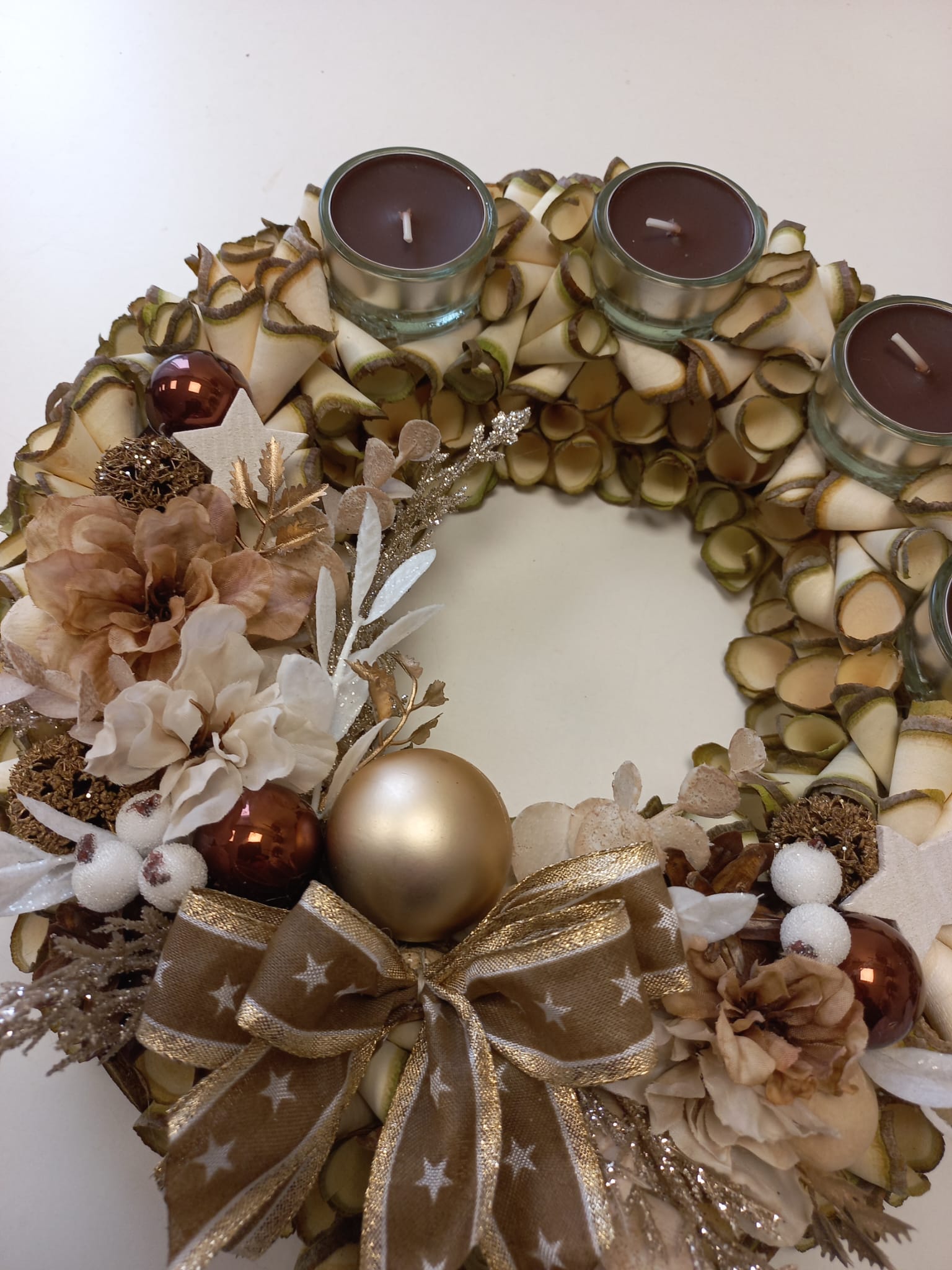 Adventní věnec z dřevěných hoblin - tmavě hnědá