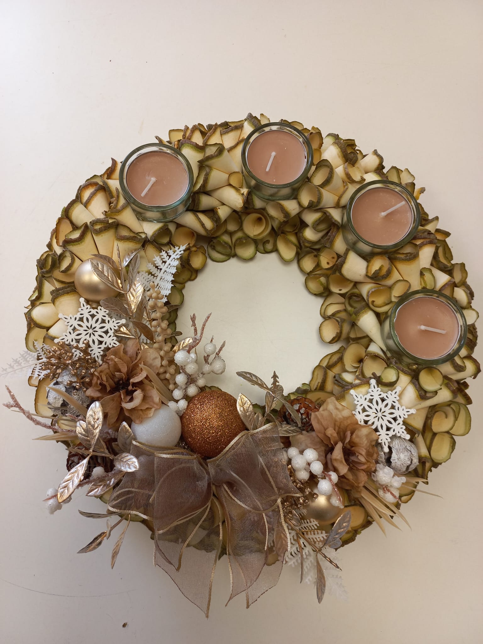 Adventní věnec z dřevěných hoblin - béžové svíčky