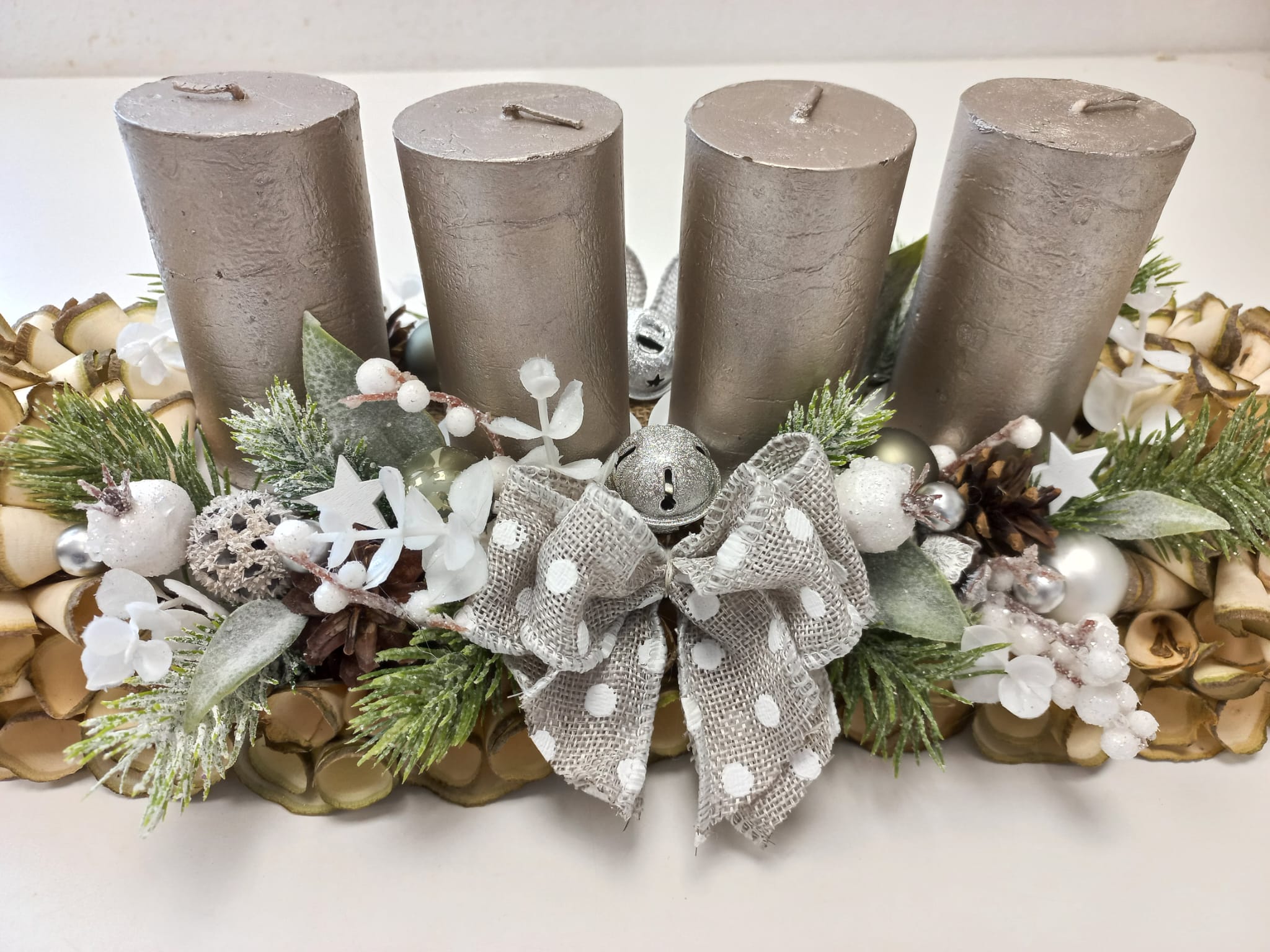 Adventní svícen z dřevěných hoblin - stříbrný
