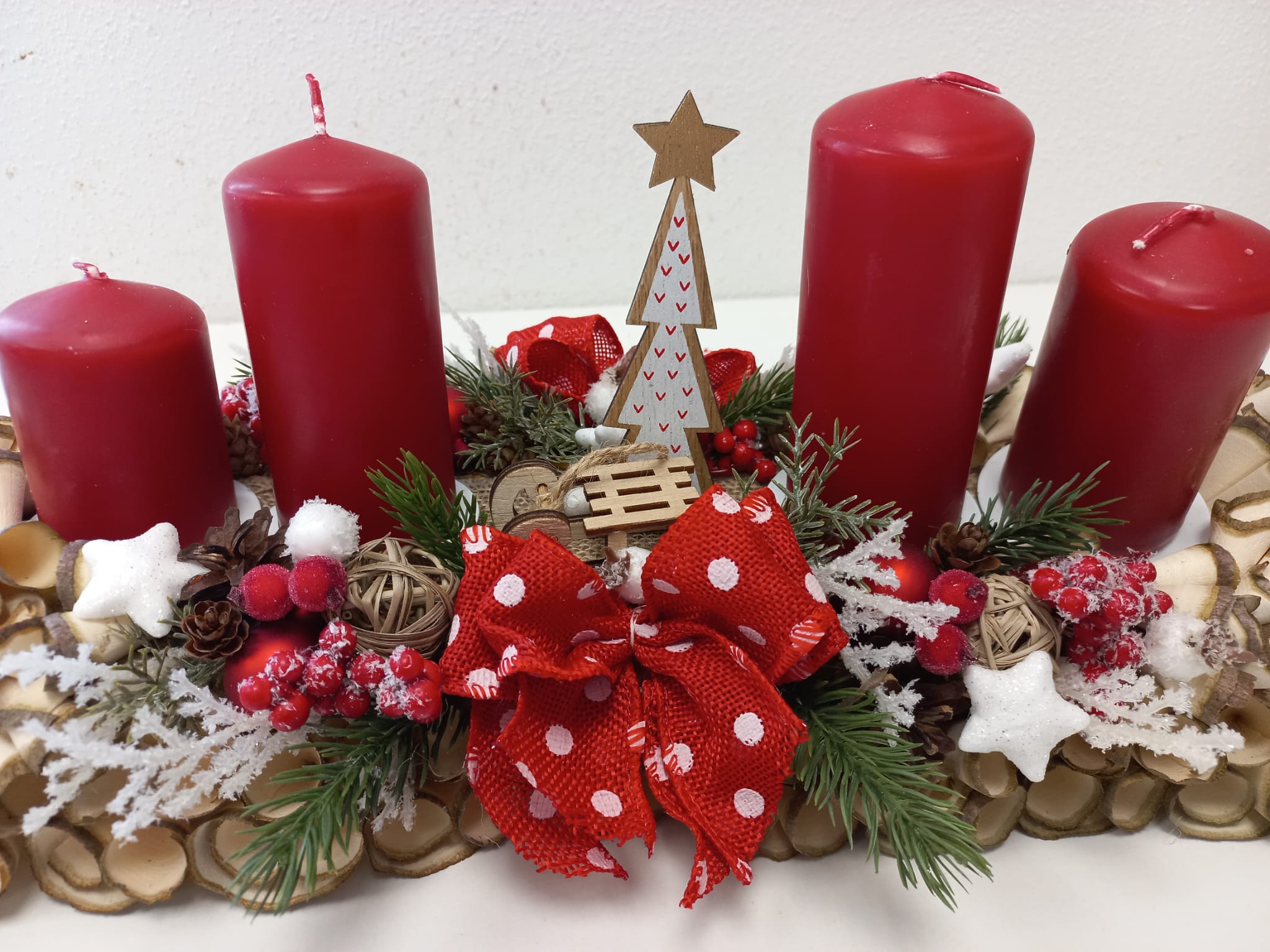 Adventní svícen z dřevěných hoblin - červený