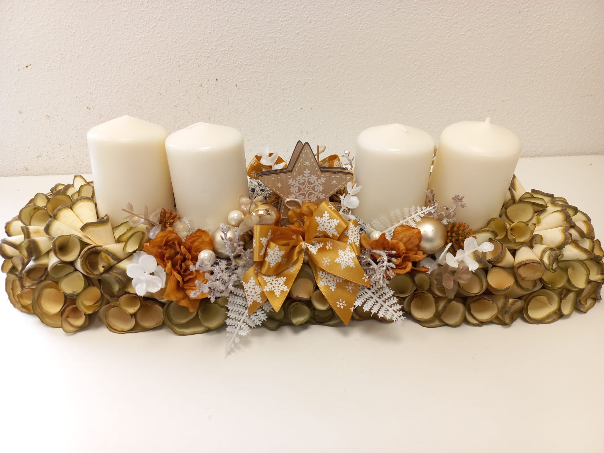 Adventní svícen z dřevěných hoblin - oranžový