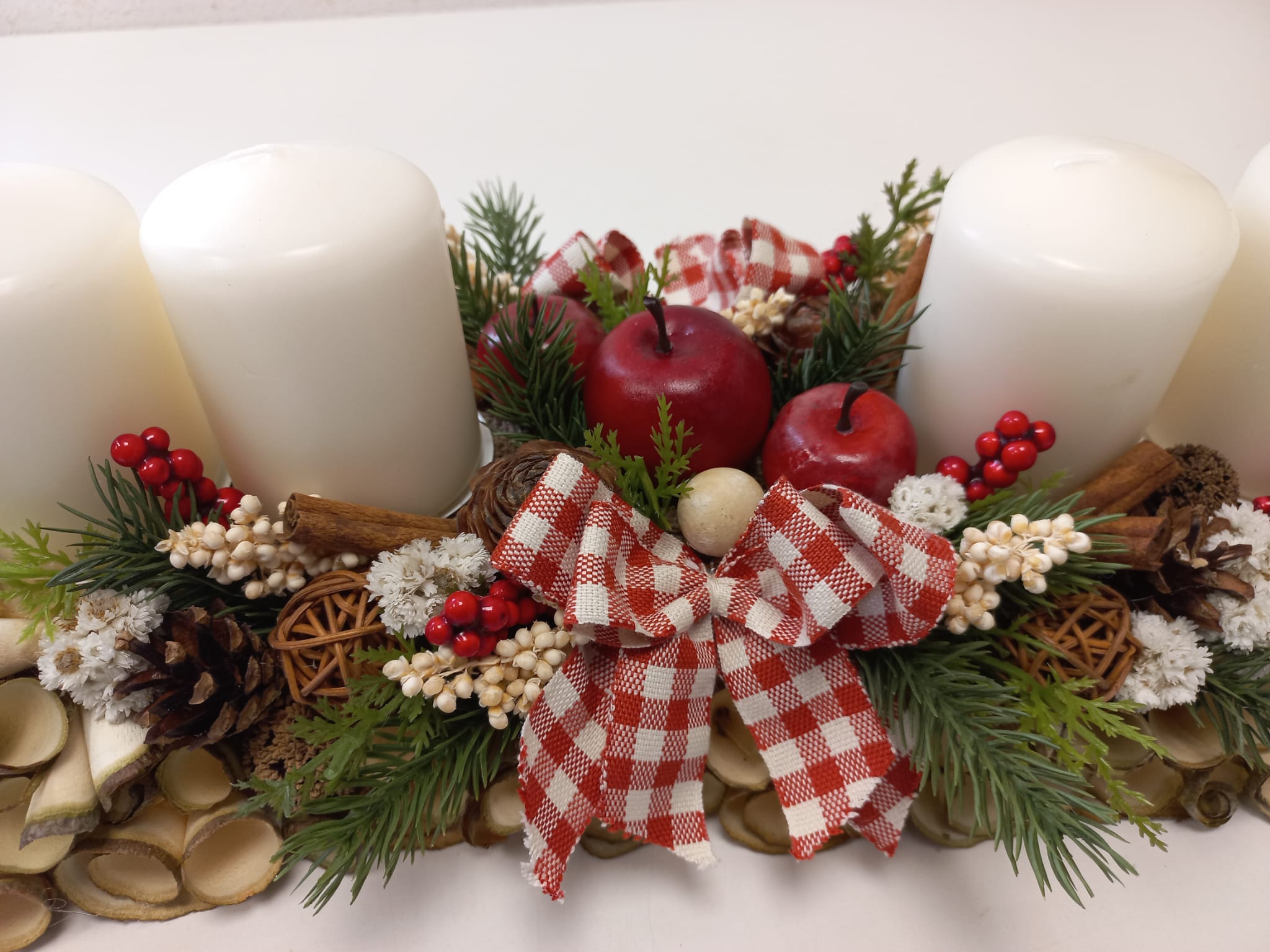 Adventní svícen z dřevěných hoblin - červená kostička