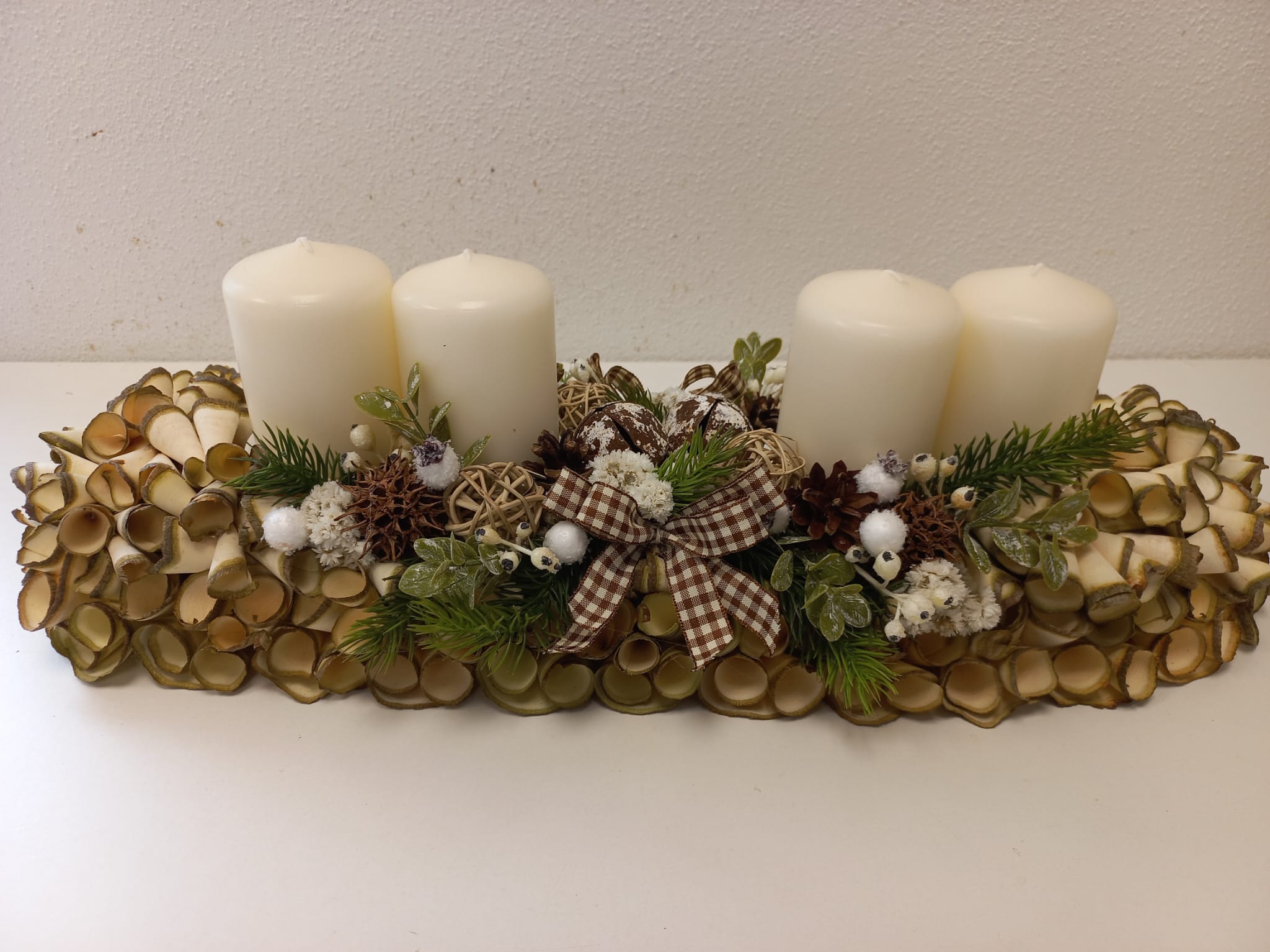 Adventní svícen z dřevěných hoblin - hnědá kostička