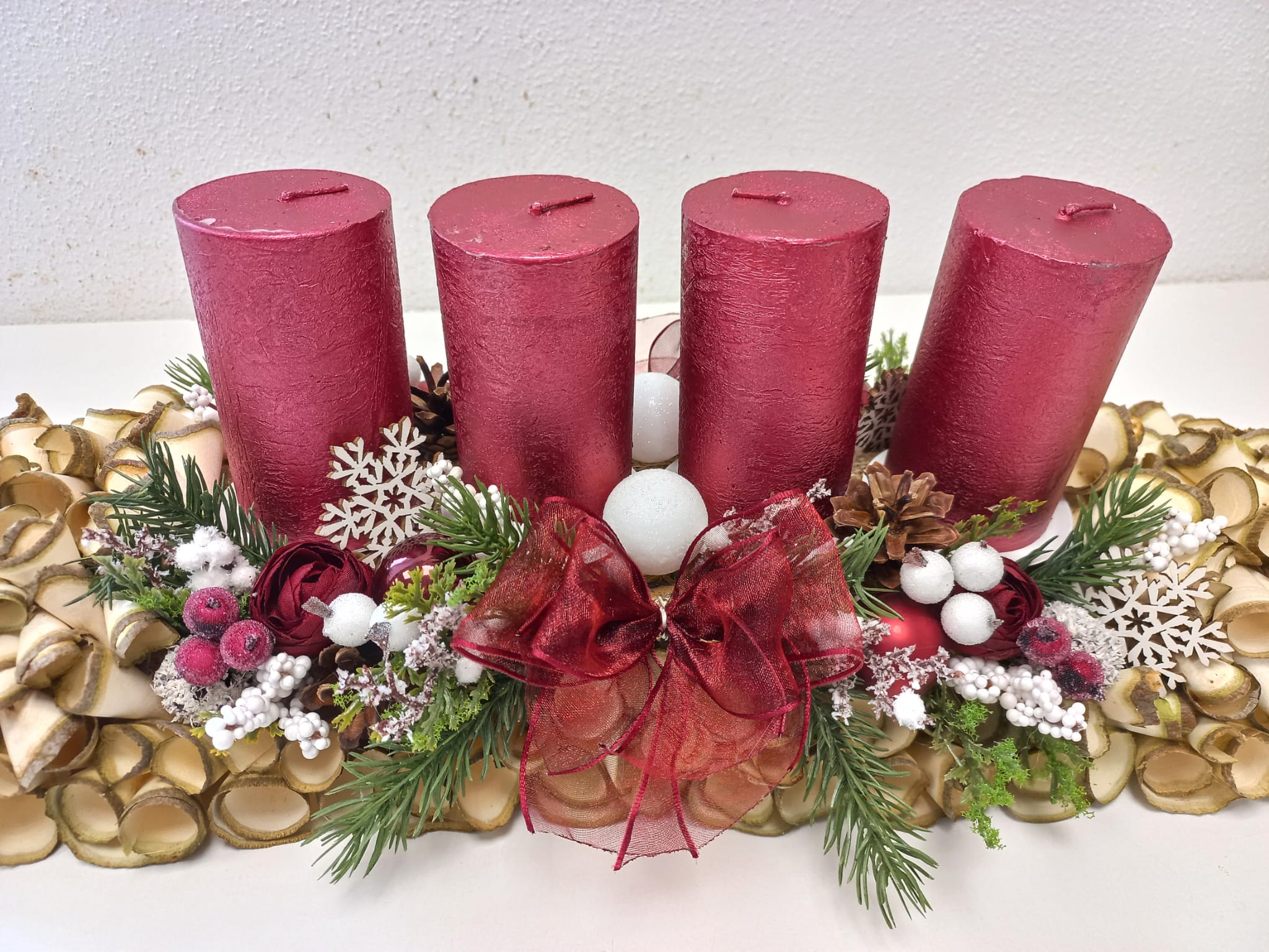 Adventní svícen z dřevěných hoblin - bordo