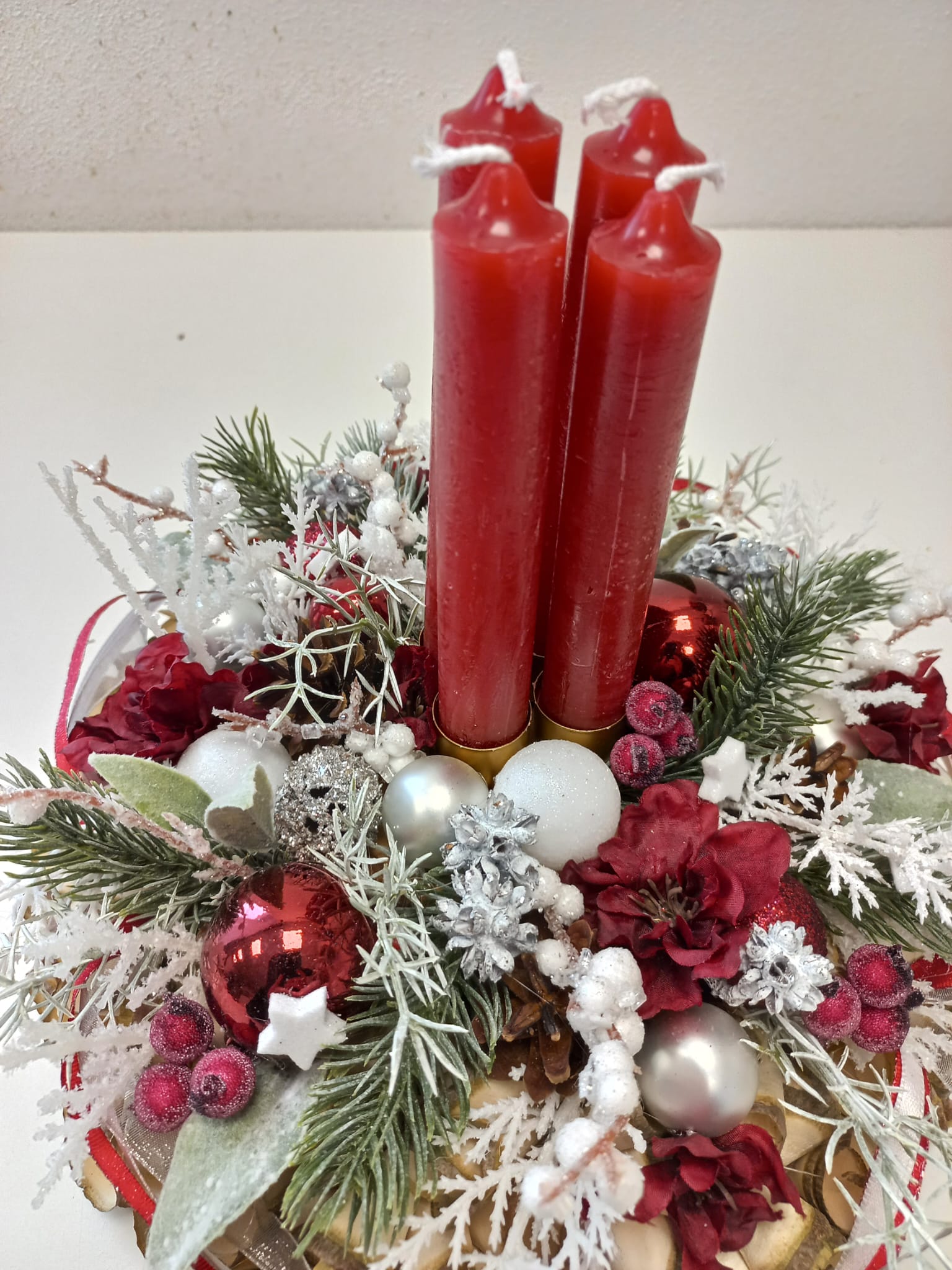 Adventní věnec z dřevěných hoblin - červené vysoké svíčky