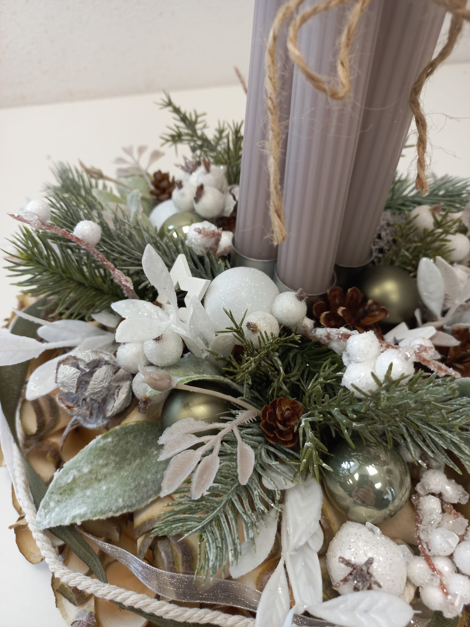 Adventní věnec z dřevěných hoblin - šedé vysoké svíčky