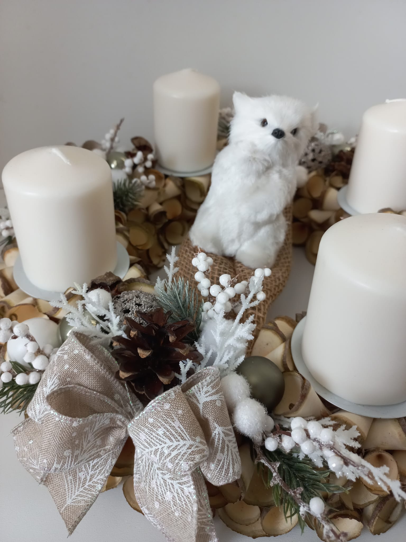 Adventní věnec z dřevěných hoblin - lední medvěd