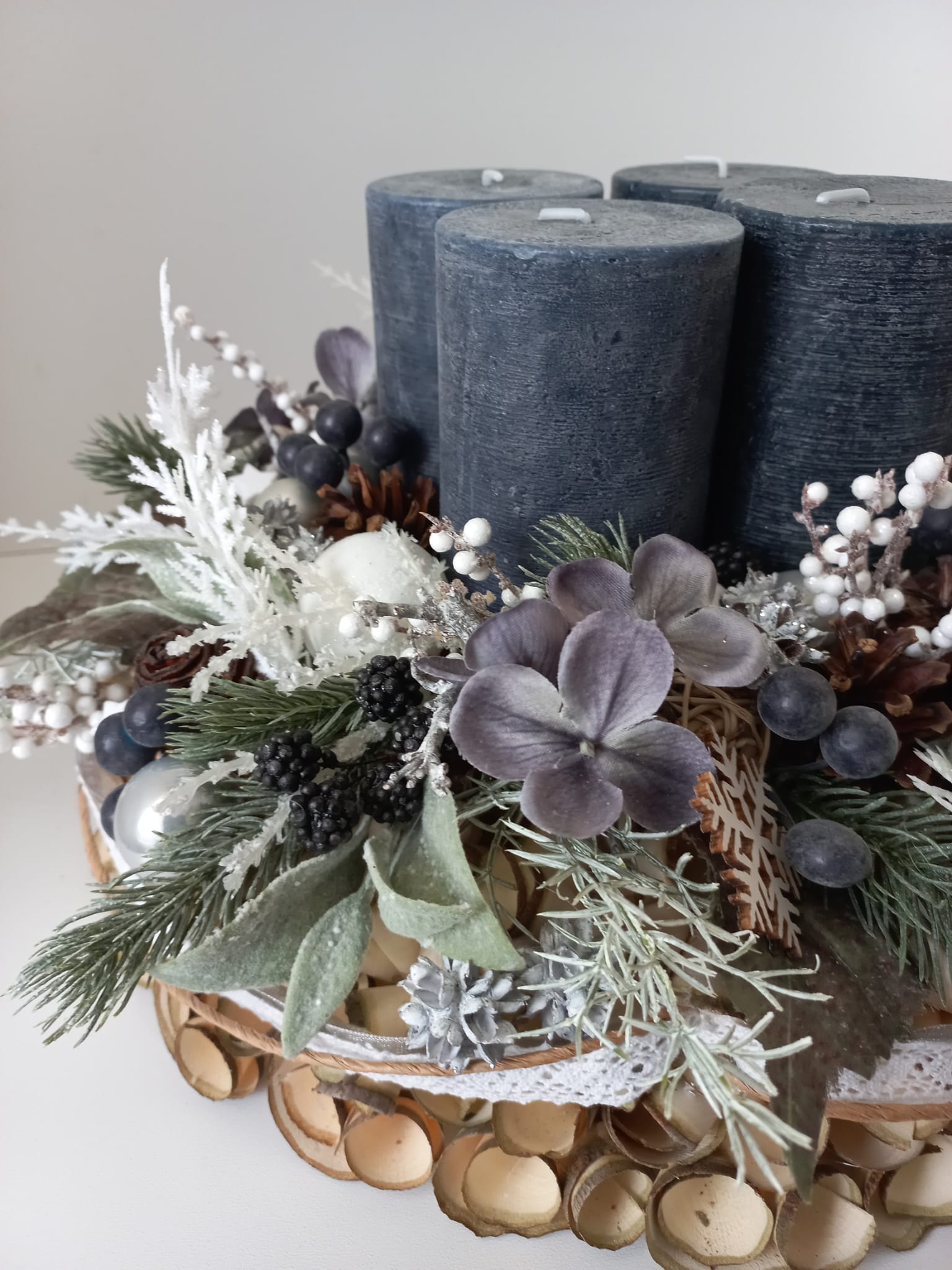 Adventní věnec z dřevěných hoblin - modré svíčky