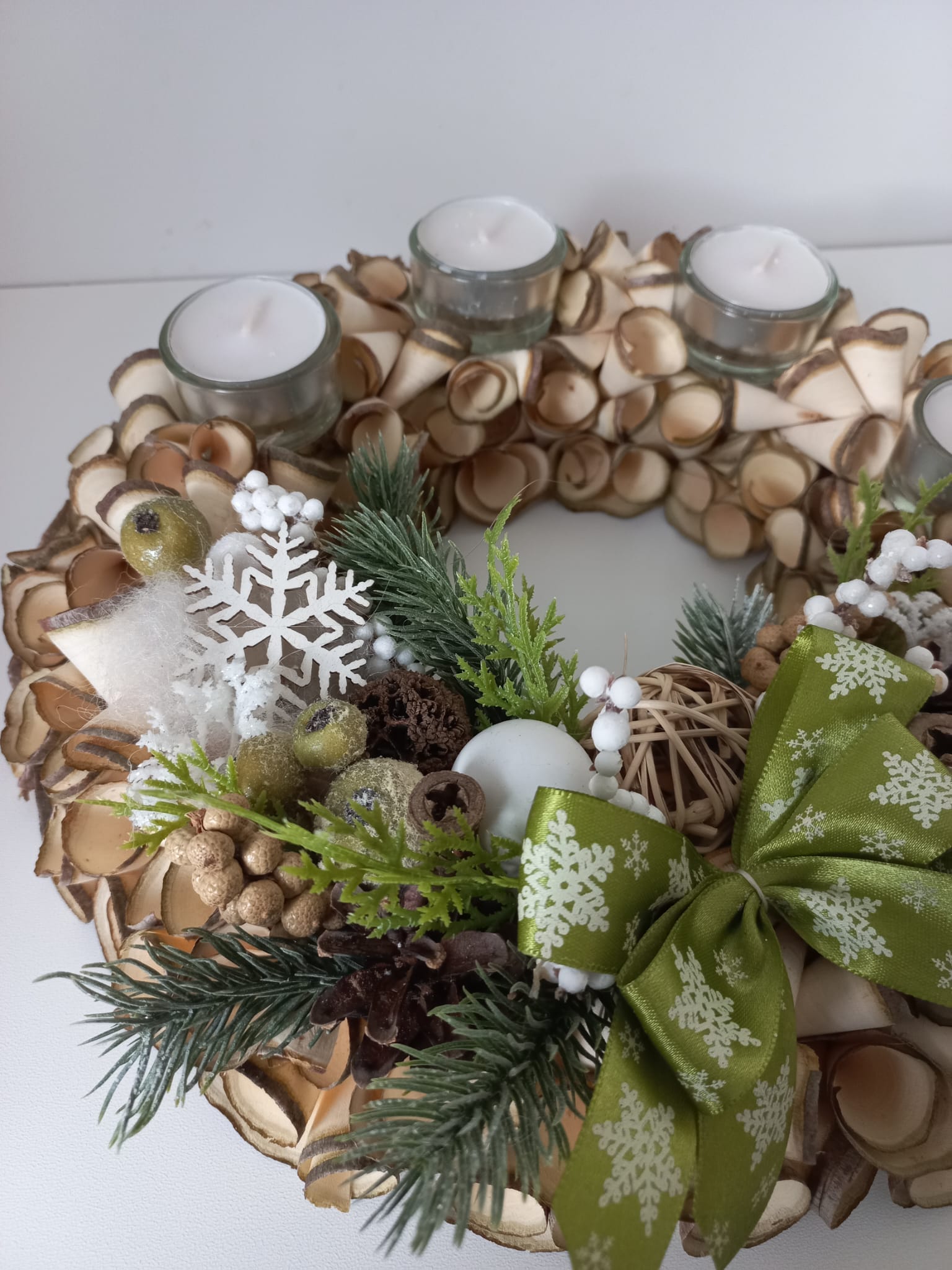 Adventní věnec z dřevěných hoblin - zelená mašle