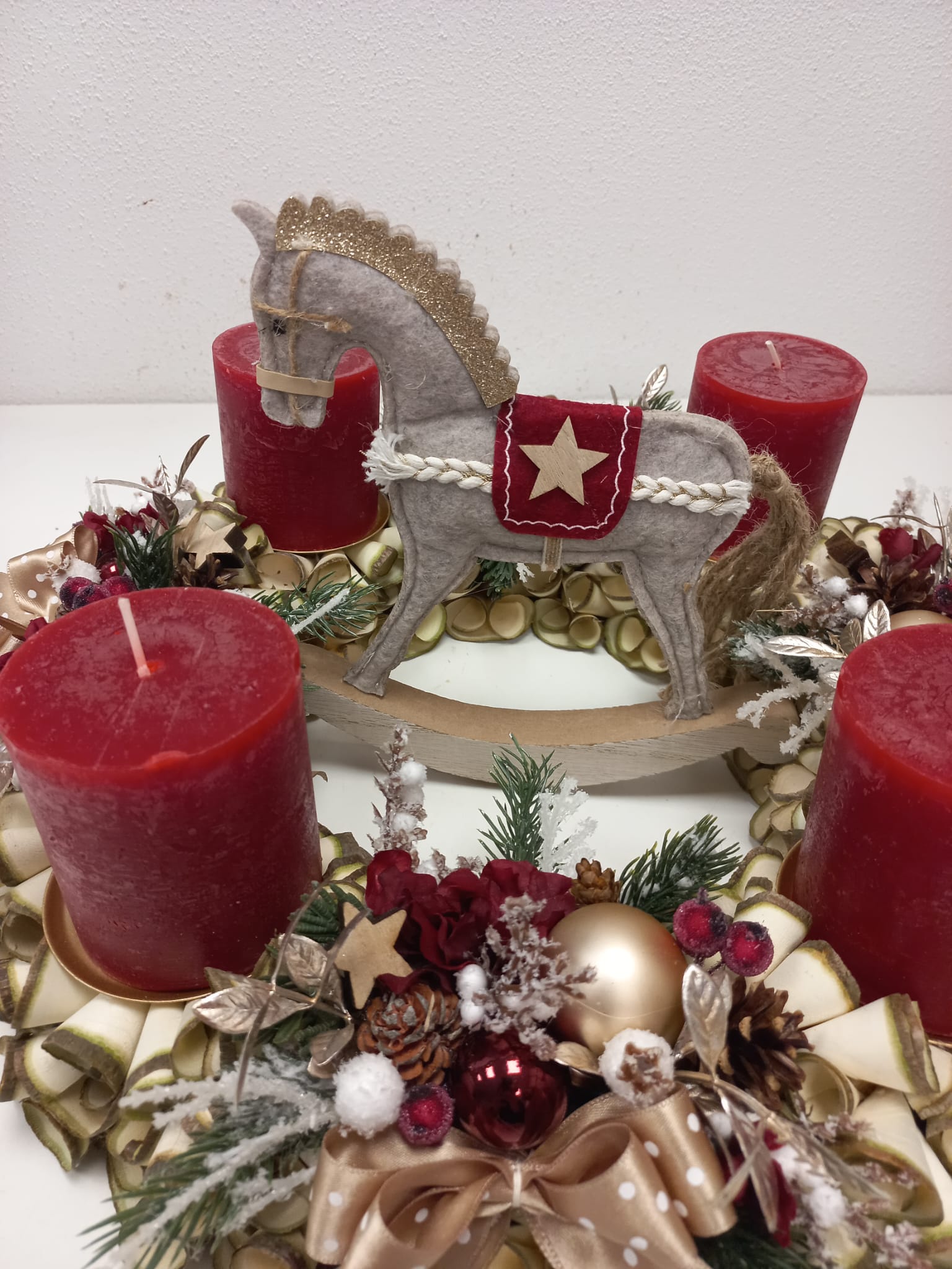 Adventní věnec z dřevěných hoblin - houpací koník