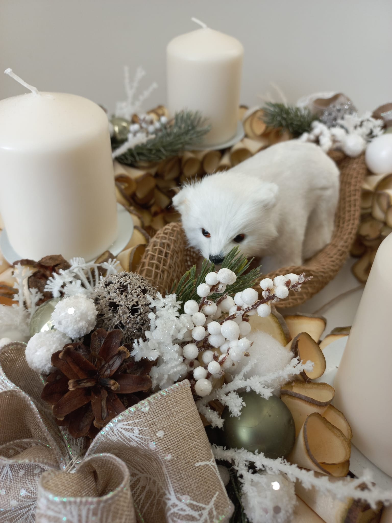 Adventní věnec z dřevěných hoblin - lední medvěd
