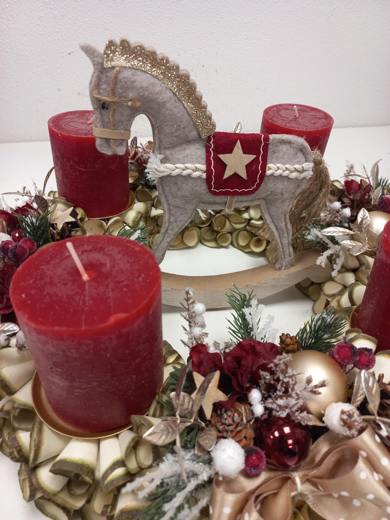 Adventní věnec z dřevěných hoblin - houpací koník