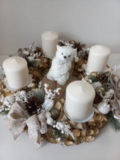 Adventní věnec z dřevěných hoblin - lední medvěd