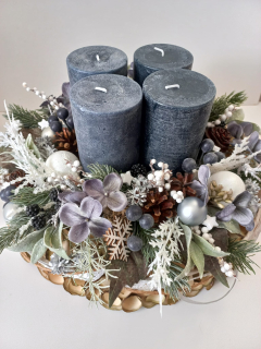 Adventní věnec z dřevěných hoblin - modré svíčky