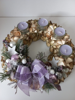 Adventní věnec z dřevěných hoblin - fialová mašle