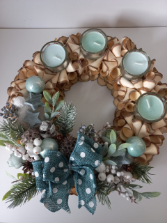 Adventní věnec z dřevěných hoblin - tyrkysová mašle