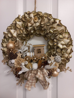 Věnec z dřevěných hoblin - dřevěná mašinka