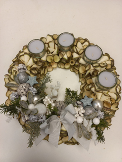 Adventní věnec z dřevěných hoblin - šedý