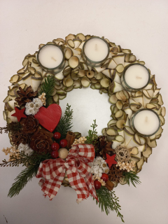 Adventní věnec z dřevěných hoblin - červený
