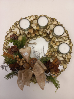 Adventní věnec z dřevěných hoblin - dřevěné srdce