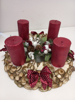 Adventní věnec z dřevěných hoblin - bordó mašle