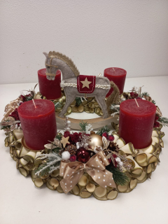 Adventní věnec z dřevěných hoblin - houpací koník