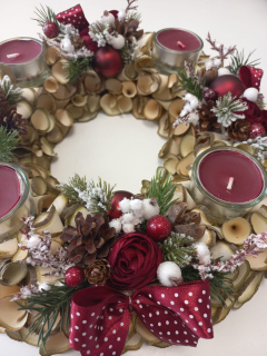 Adventní věnec z dřevěných hoblin - bordó s puntíky