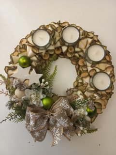Adventní věnec z dřevěných hoblin - zelené kuličky