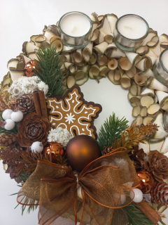 Adventní věnec z dřevěných hoblin - perníček