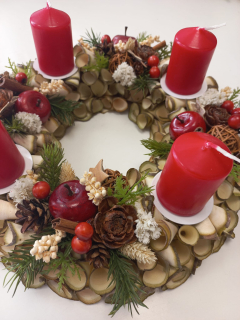 Adventní věnec z dřevěných hoblin - červené velké svíčky 
