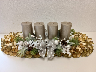 Adventní svícen z dřevěných hoblin - stříbrný