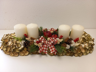 Adventní svícen z dřevěných hoblin - červená kostička
