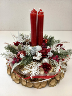 Adventní věnec z dřevěných hoblin - červené vysoké svíčky