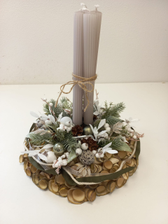 Adventní věnec z dřevěných hoblin - šedé vysoké svíčky